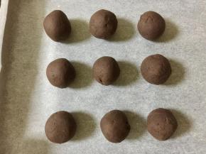 松弛的时候，把红豆沙馅揉成30克一个的小球备用。红豆沙是我上节直播课示范的时候做的，过程没有拍照。也可以买现成的。