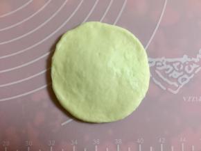 松弛后的小面团擀成中间厚四周略薄的圆形。