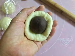 翻面后放入红豆沙馅，收紧口。
