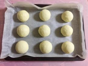 9个豆沙包全部包好，放在烤盘里。