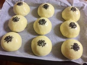 发至两倍大，手指轻压表面不会马上回弹又显得有张力时，就说明发酵好了。二次发酵结束后，表面刷蛋液，擀面杖蘸水后，沾上黑芝麻，然后将黑芝麻印在面包表面中间。