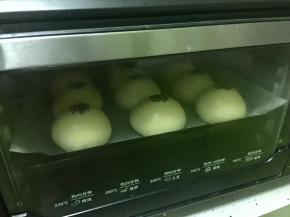 烤箱预热180度，中层，上下火，烤15分钟。