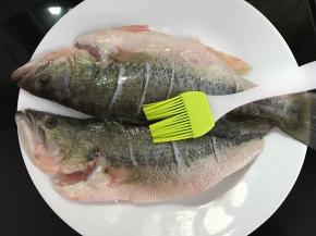 腌制好后沥干水份，用厨房纸吸干。鱼身上刷上油。