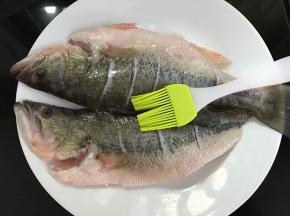 腌制好后沥干水份，用厨房纸吸干。鱼身上刷上油。