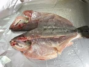 鱼皮朝下放在刷了油的锡纸上。