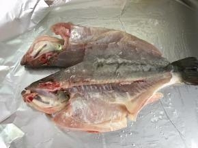 鱼皮朝下放在刷了油的锡纸上。