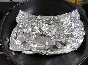 把鱼放入平底锅，中小火烤15分钟左右。