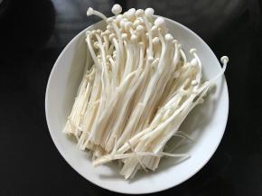金针菇去除根部后洗净。