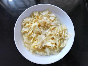 豆皮丝泡发好后洗净。