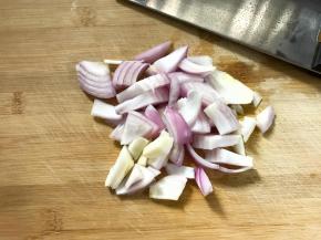 半个洋葱切成小丁。