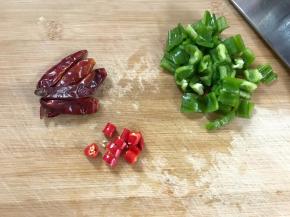青、红椒切小段。