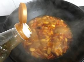 加入适量清水。煮开后加入生抽、盐等调味。