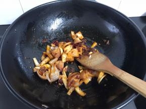 放入老姜和大蒜和洋葱丁炒出香味。