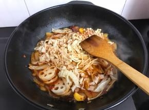 煮沸后放入金针菇、藕和豆皮丝。