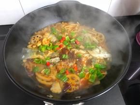 小火煮5分钟后放入青红椒即可。