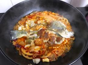 中火煮5分钟左右，放入烤好的鲈鱼。