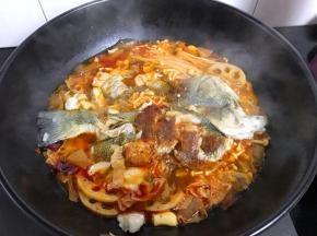 中火煮5分钟左右，放入烤好的鲈鱼。