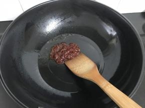 热锅冷油，放入2大勺郫县豆瓣酱炒出红油。