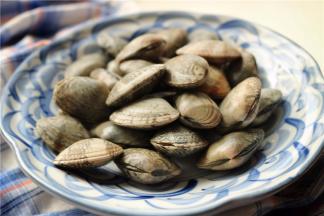 蛤蜊洗净待用。买蛤蜊要选择吐净泥沙的，我通常都是去熟悉的摊位，海边城市卖的都是吐净泥沙的蛤蜊，不用担心吃到沙粒。如果你买的蛤蜊含有泥沙，接着往下看就好。