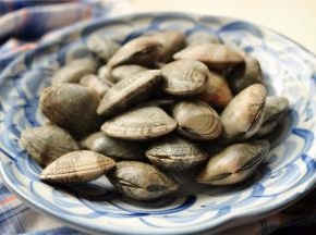 蛤蜊洗净待用。买蛤蜊要选择吐净泥沙的，我通常都是去熟悉的摊位，海边城市卖的都是吐净泥沙的蛤蜊，不用担心吃到沙粒。如果你买的蛤蜊含有泥沙，接着往下看就好。