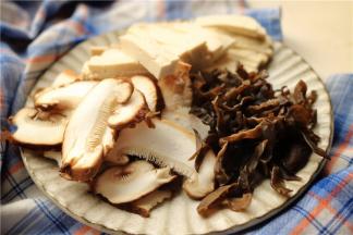 香菇切成薄片，木耳泡发后切丝，豆腐切小片。蔬菜的种类选择自己和家人喜欢的就好。