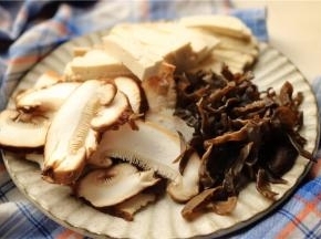 香菇切成薄片，木耳泡发后切丝，豆腐切小片。蔬菜的种类选择自己和家人喜欢的就好。