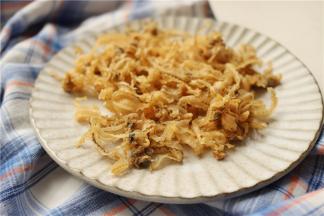 扇贝边在海边是非常便宜的食材，不过味道很鲜美，泡一会，洗掉泥沙。