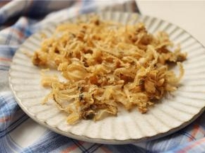 扇贝边在海边是非常便宜的食材，不过味道很鲜美，泡一会，洗掉泥沙。