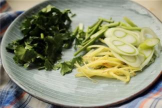 姜切丝，葱切丝，香菜根和叶子分开，茎切小段，叶子撕小块。