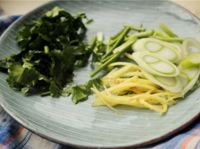 姜切丝，葱切丝，香菜根和叶子分开，茎切小段，叶子撕小块。