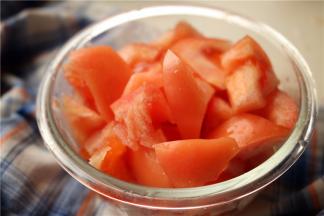 西红柿切小块。疙瘩汤特别配西红柿，味道鲜美，而且营养丰富，疙瘩汤标配。
