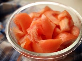 西红柿切小块。疙瘩汤特别配西红柿，味道鲜美，而且营养丰富，疙瘩汤标配。