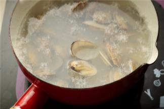 处理一下蛤蜊，汤锅加水烧开，烧开后加入蛤蜊煮大约1分钟，煮至蛤蜊开口。如果买的蛤蜊有沙，取出蛤蜊肉后漂洗一下，洗出泥沙。煮蛤蜊的汤也不要扔了，待会煮汤用。