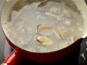 处理一下蛤蜊，汤锅加水烧开，烧开后加入蛤蜊煮大约1分钟，煮至蛤蜊开口。如果买的蛤蜊有沙，取出蛤蜊肉后漂洗一下，洗出泥沙。煮蛤蜊的汤也不要扔了，待会煮汤用。