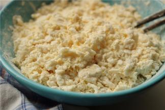 用筷子搅拌成小的面絮，如图示的状态。看鸡蛋的大小克酌情调整面粉的量，不要太干也不要太湿，太干会做成面糊汤，太湿疙瘩太大，不易煮熟。做疙瘩只用鸡蛋，一滴水都不要呢。