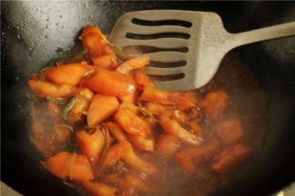 加入西红柿块炒成糊状。加入五香粉、盐调味。