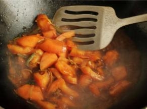 加入西红柿块炒成糊状。加入五香粉、盐调味。