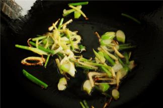 炒锅烧热，加入油，热锅冷油放入葱姜香菜根煸炒一会，炒出香味。