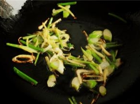 炒锅烧热，加入油，热锅冷油放入葱姜香菜根煸炒一会，炒出香味。