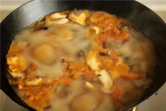 再加入香菇片和木耳丝，翻炒一下加如刚才煮蛤蜊的汤，如果不够再加入一些水。煮开。