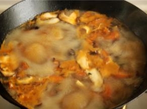 再加入香菇片和木耳丝，翻炒一下加如刚才煮蛤蜊的汤，如果不够再加入一些水。煮开。