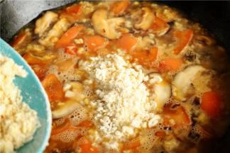 加入刚才做好的疙瘩，一边加入一边搅拌，搅拌均匀疙瘩大小才会均匀。