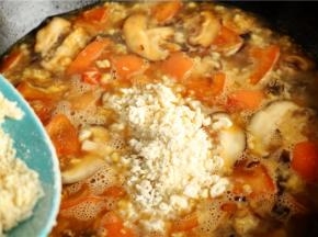 加入刚才做好的疙瘩，一边加入一边搅拌，搅拌均匀疙瘩大小才会均匀。