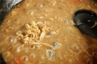 煮5大约5分钟，加入蛤蜊和扇贝边。