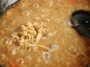 煮5大约5分钟，加入蛤蜊和扇贝边。