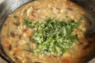 再煮半分钟，加入香菜叶子搅匀，再淋入少许芝麻油。热乎乎暖胃超满足的疙瘩汤就做好了。