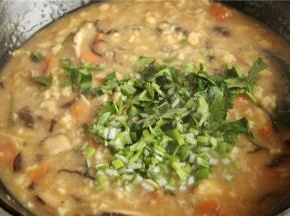 再煮半分钟，加入香菜叶子搅匀，再淋入少许芝麻油。热乎乎暖胃超满足的疙瘩汤就做好了。