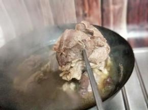 可以用一根筷子来测试牛腱子是否煮烂，这个也可以根据自己的喜爱来煮，(但是建议不要煮的太烂，那样牛肉干吃起来口感不好)