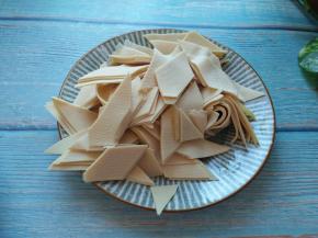 豆皮洗净，切菱形块