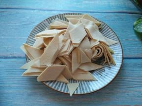 豆皮洗净，切菱形块